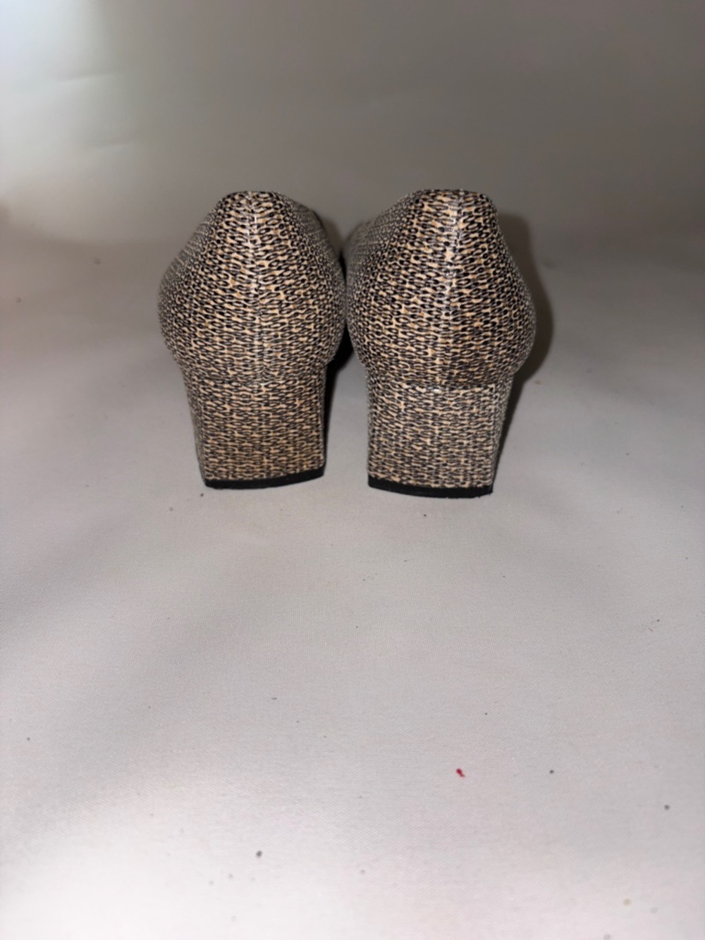 VINTAGE Etienne Aigner Sarah Taupe Low Block Heel Pumps Size 6.5 - Picture 4 of 7